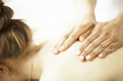 Schulter- Nackenmassage info@bettina-jakebli.de